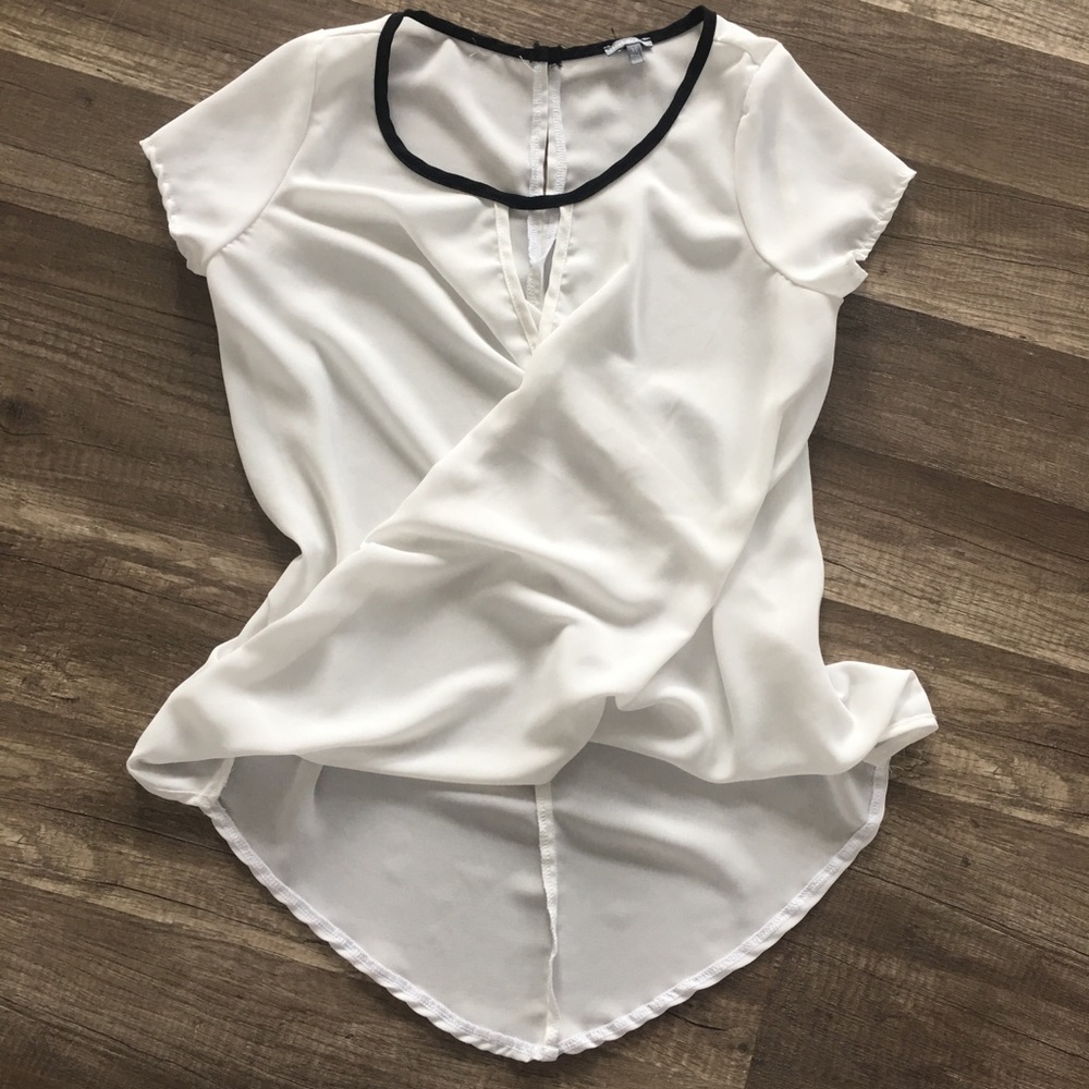 White High Low Blouse. Twist Hem  😍 szXS